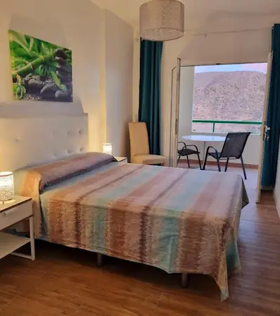 bedroom with a big bed